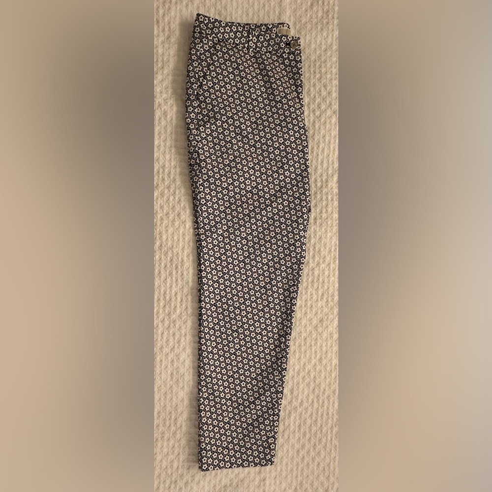 NWOT MICHAEL Michael Kors Black/White Daisy Print Cotton Stretch Pants. Size 10. - Picture 6 of 13